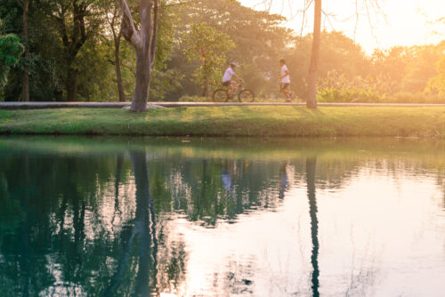 a lakeside park itman__47 © Shutterstock