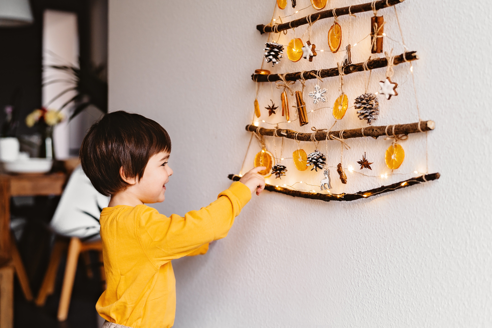 DIY Natural Hanging Christmas Tree ©Tatyana Soares