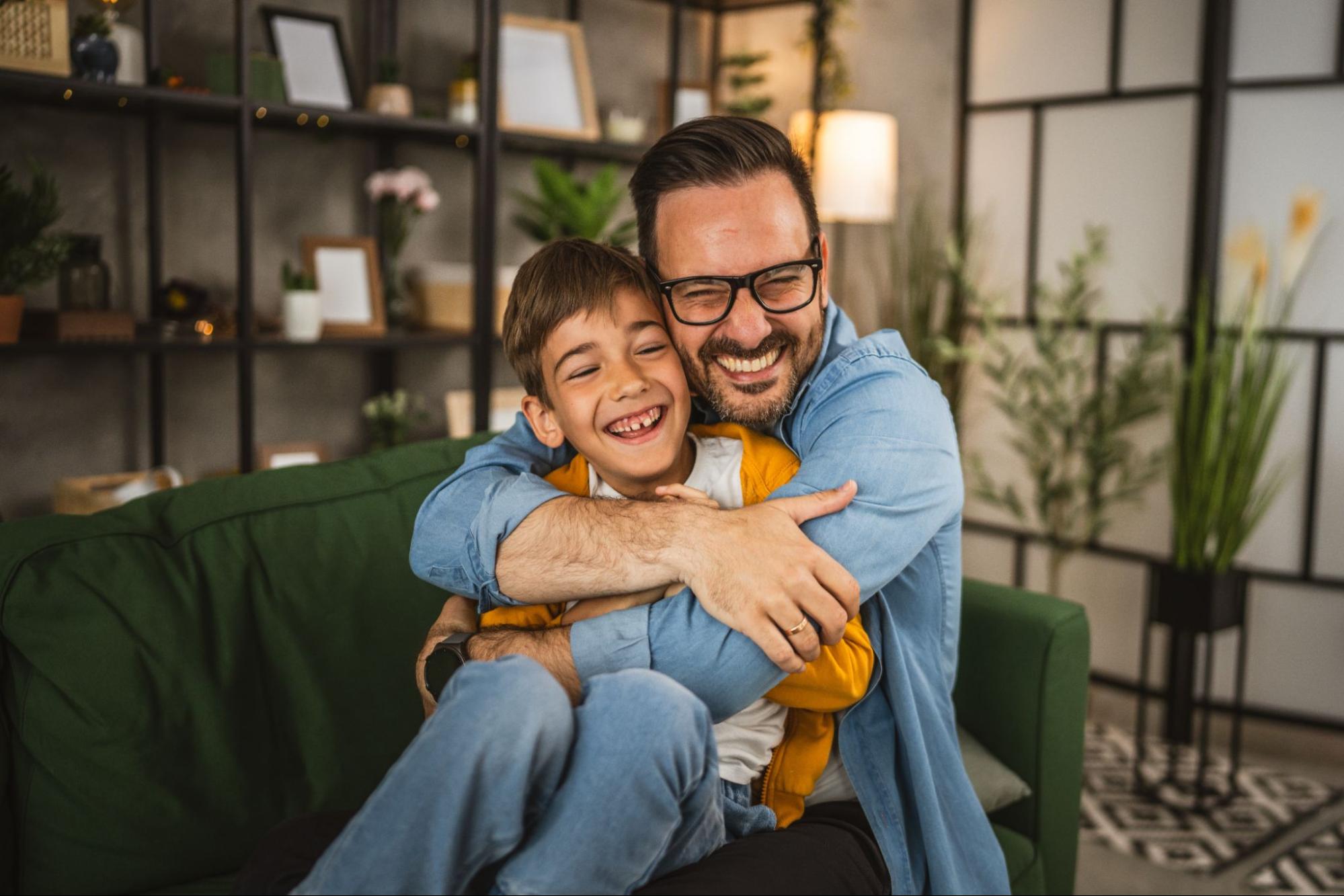 a dad and son hugging ©Miljan Zivkovic