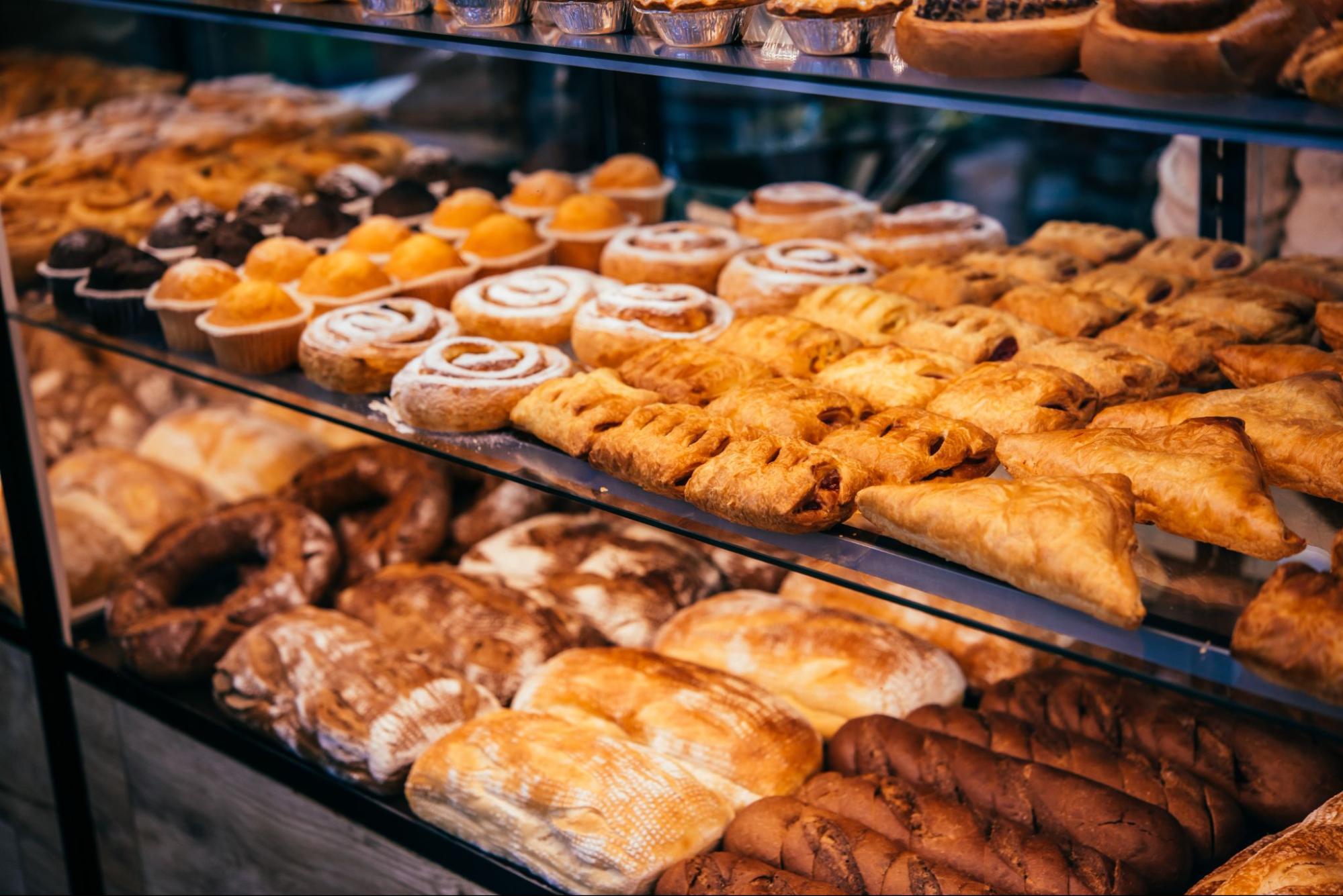 Fresh pastries and cinnamon rolls at a cozy bakery ©fornStudio