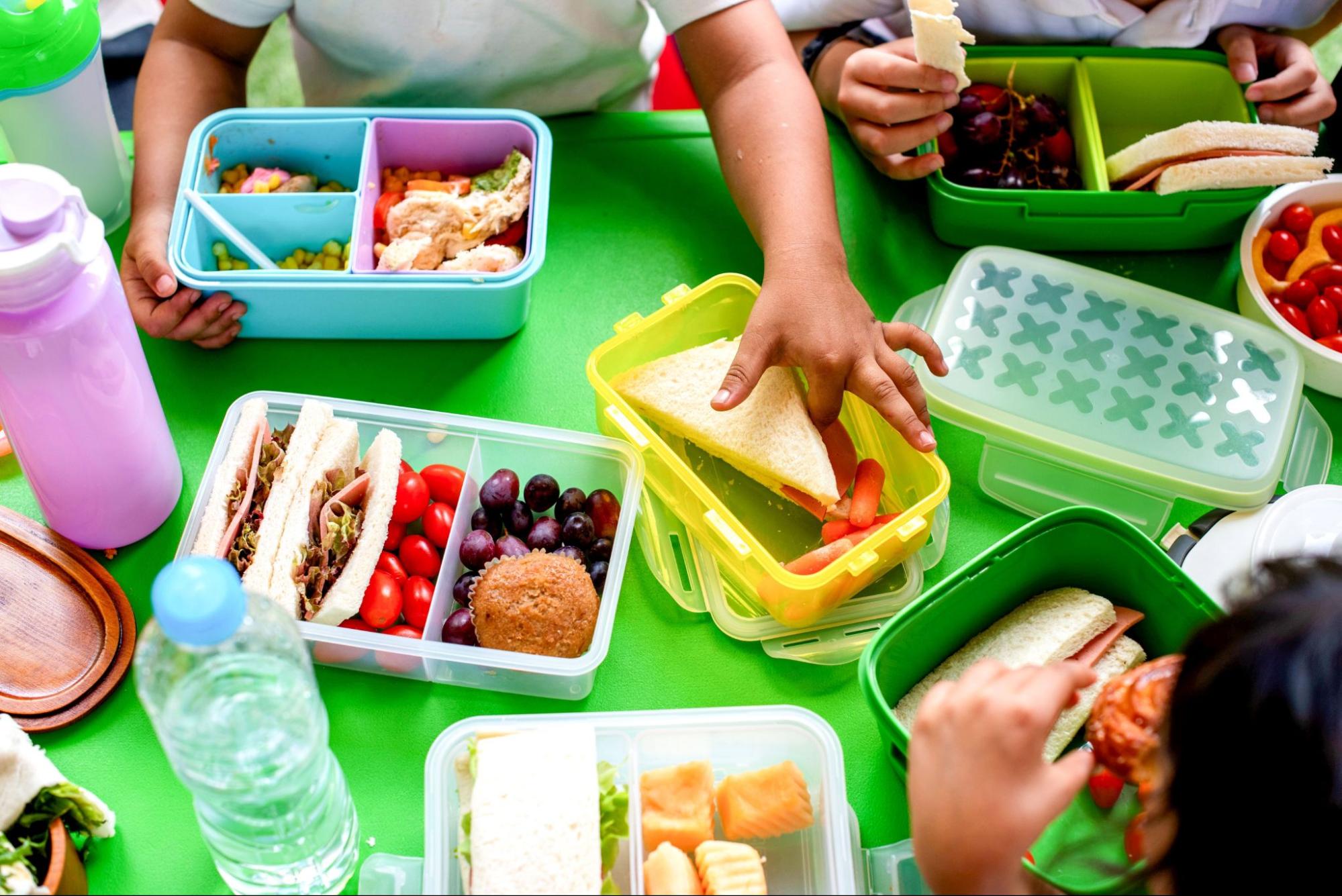 Children eating lunch from colorful leak proof bento boxes during school day. ©Rawpixel.com