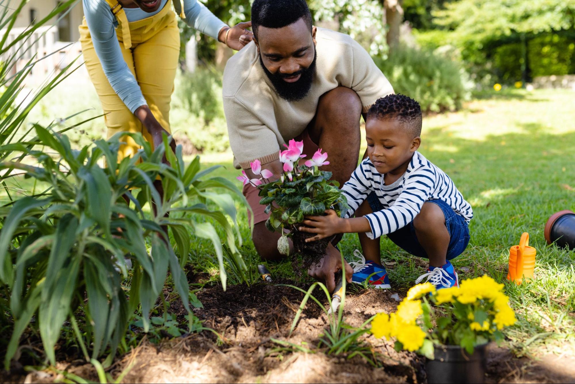 family of three gardening
©wavebreakmedia
